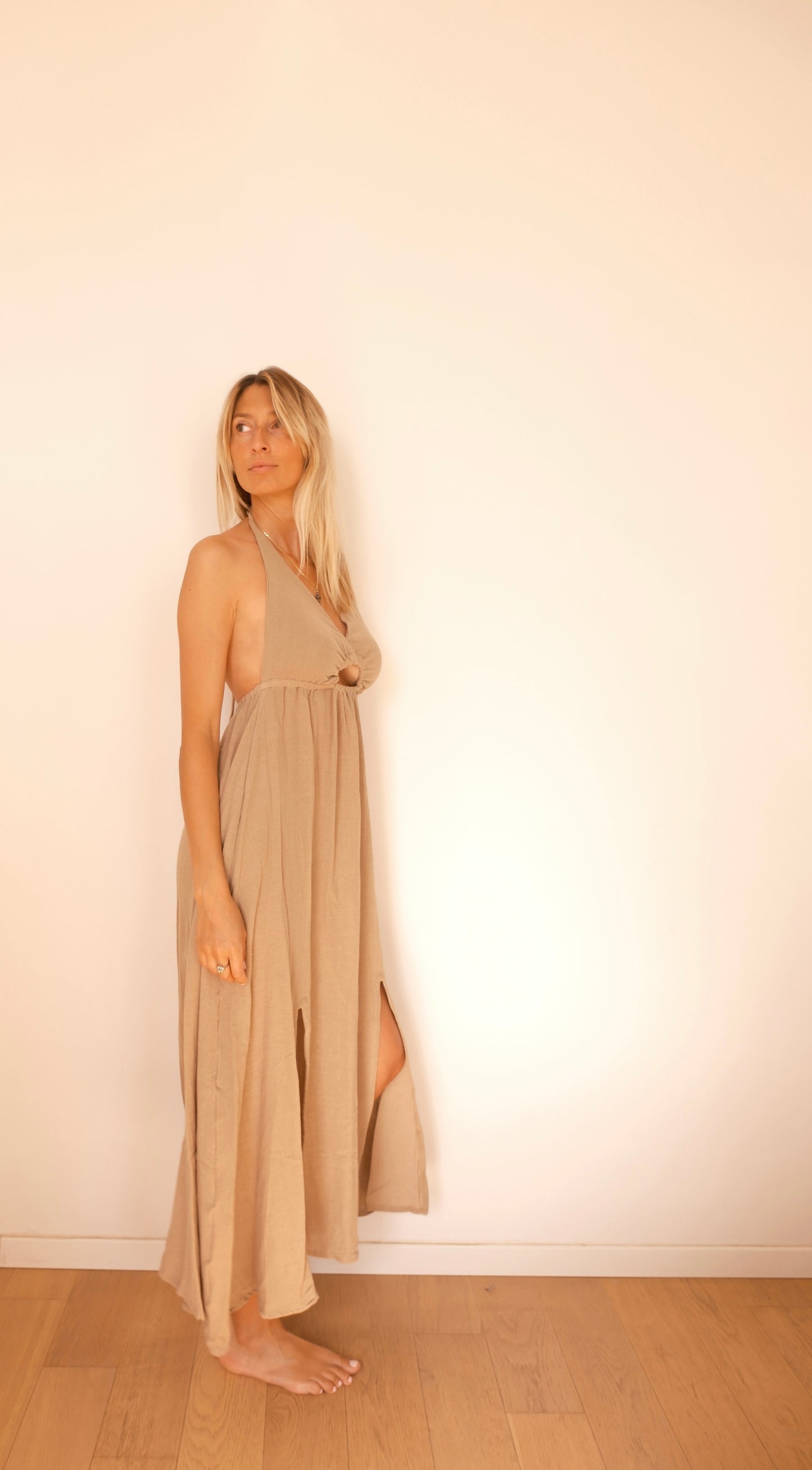 GODDESS DRESS SABLE — Robe longue dos nu fluide